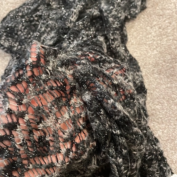 🌼3/$30 Black Metallic Ruffle Scarf - Picture 4 of 4